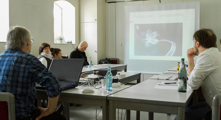 Input für die Workshop-Teilnehmer bei Prof. Röll in Sachen, wie Jugendliche sich das Netz selbst erschließen. (Foto: Jonas-Titus Kerber)