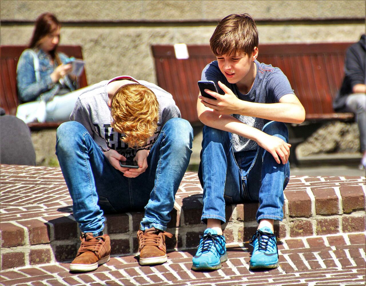 Jugendliche mit Smartphone